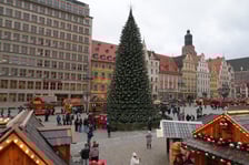 <p>Wizyta na Jarmarku Bożonarodzeniowym w tygodniu kolejka do atrakcji, jak karuzela czy beczka śmiechu. To r&oacute;wnież szansa na rozmowę ze sprzedawcą i przemyślane zakupy.</p>