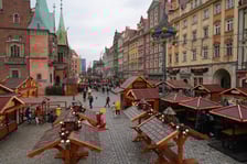 <p>Wizyta na Jarmarku Bożonarodzeniowym w tygodniu kolejka do atrakcji, jak karuzela czy beczka śmiechu. To r&oacute;wnież szansa na rozmowę ze sprzedawcą i przemyślane zakupy.</p>
