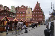 <p>Wizyta na Jarmarku Bożonarodzeniowym w tygodniu kolejka do atrakcji, jak karuzela czy beczka śmiechu. To r&oacute;wnież szansa na rozmowę ze sprzedawcą i przemyślane zakupy.</p>