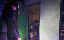 <p>Zanim wejdzie się do "miejsca", w kt&oacute;ym pomieszkuje osoba w kryzysie, trzeba zapukać.</p>