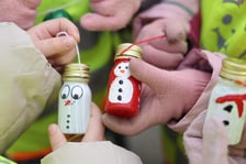 Dzieci z Przedszkola nr 17 na wrocławskim Zakrzowie ubrały choinkę w Parku Jedności - 18.12.2024