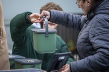 Akcja rozdawaniu kubłów na bioodpady - Targowisko ul. Ptasia 21.12.2024