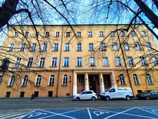 <p>Kamienica przy pl. Katedralnym 11/12. W tym miejscu stał dom, w kt&oacute;rym mieszkali przodkowie Umy Thurman</p>