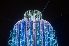 <p>Świąteczne iluminacje we Wrocławiu. Fontanna na pl. Orląt Lwowskich</p>