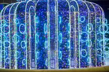 <p>Świąteczne iluminacje we Wrocławiu. Fontanna na pl. Orląt Lwowskich</p>