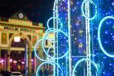 <p>Świąteczne iluminacje we Wrocławiu. Fontanna na pl. Orląt Lwowskich</p>