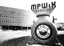 <p>Zakład oddano do użytku w 1982 roku. Od tamtej pory Wrocław przestał borykać się z niewystarczającą ilością wody.</p>
