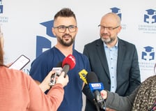 Na zdjęciu dwóch męzczyzn, jeden w lekarskim uniformie. Od lewej: Andrzej Mędrala, ratownik i pielęgniarz koordynujący w SOR USK we Wrocławiu i lek. Maciej Kamiński, wicedyrektor ds. medycznych USK we Wrocławiu
