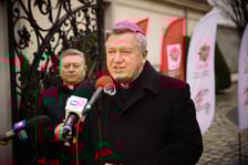 <p>Arcybiskup J&oacute;zef Kupny złożył podziękowania na ręce Caritas i WOT.</p>