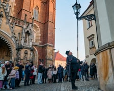 Wrocławski latarnik zapala latarnie gazowe na Ostrowie Tumskim - grudzień 2024