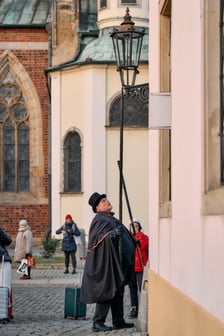 Wrocławski latarnik zapala latarnie gazowe na Ostrowie Tumskim - grudzień 2024