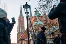 Wrocławski latarnik zapala latarnie gazowe na Ostrowie Tumskim - grudzień 2024