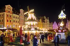 <p>Sylwester 2024/2025 na wrocławskim Jarmarku Bożonarodzeniowym. Magiczne zdjęcia z Rynku</p>