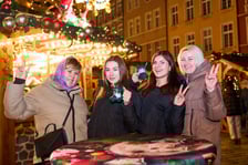 <p>Sylwester 2024/2025 na wrocławskim Jarmarku Bożonarodzeniowym. Magiczne zdjęcia z Rynku</p>