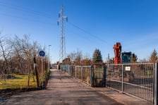 Droga do kładki nad Ślęzą, która łączy Muchobór Mały z Wielkim