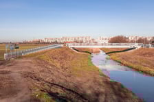 <p>Kładka nad Ślęzą, kt&oacute;ra łączy Muchob&oacute;r Mały z Wielkim</p>