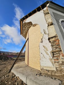 <p>Przed zimą zabezpieczono r&oacute;wnież kaplicę św. Onufrego w Stroniu Śląskim.</p>