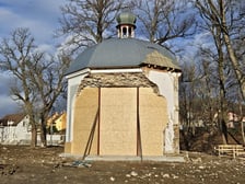 <p>Przed zimą zabezpieczono r&oacute;wnież kaplicę św. Onufrego w Stroniu Śląskim.</p>