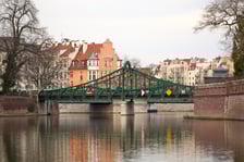<p>Zimowy rejs po Odrze. Miasto wygląda pięknie, zupełnie inaczej niż latem.</p>