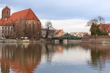 <p>Zimowy rejs po Odrze. Miasto wygląda pięknie, zupełnie inaczej niż latem.</p>
