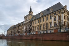 <p>Zimowy rejs po Odrze. Miasto wygląda pięknie, zupełnie inaczej niż latem.</p>