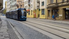<p>Pasażerowie w tramwajach już nie są bujani, jest bezpieczniej i ciszej dla okolicznych mieszkańc&oacute;w. Torowisko było w fatalnym stanie i wreszcie zyskało nową jakość. Na tym jednak się nie skończy, kompleksowo zrewitalizowany zostanie cały urokliwy, cenny historycznie obszar ulicy Wyszyńskiego. Jak? Rozstrzygną to trwające konsultacje i wizje projektant&oacute;w koncepcji rewitalizacji.</p>