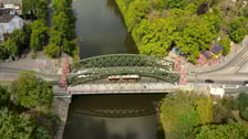 <p>Była to trudna i rozciągnięta w czasie inwestycja, ale wiosną 2024 roku doszło do szczęśliwego zakończenia. Po antykorozyjnym zabezpieczeniu stalowa konstrukcja została pomalowany na kolor oliwkowy - jak wykazały badania, to oryginalna barwa mostu, kt&oacute;ry służy wrocławianom już od 1897 roku. Rewitalizacja objęła r&oacute;wnież elementy kamienne, odnowiono balustrady i secesyjne pylony w formie wież, a także chodniki.</p>
