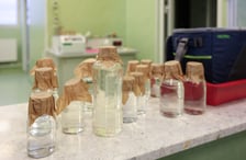 <p>Woda we wrocławskim MPWiK przechodzi szereg chemicznych, fizycznych i mikrobiologicznych test&oacute;w.</p>