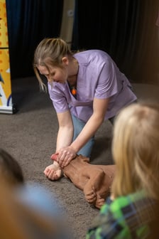 Kurs udzielania pierwszej pomocy psu. XII LO we Wrocławiu