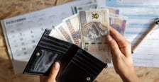<h2>Emerytura i renta rodzinna. Jak jest obecnie?&nbsp;</h2>
<p class=" text-left">Obecnie w razie śmierci małżonka wdowa/wdowiec ma wyb&oacute;r, jakie świadczenie chce pobierać. Może zachować własną&nbsp;emeryturę&nbsp;lub pobierać 85 proc. emerytury zmarłego małżonka/małżonki &ndash; jeśli to finansowo bardziej mu/jej odpowiada. W tym drugim przypadku przyznawana jest tzw.&nbsp;renta rodzinna. Osoby upoważnione nie mogą jednocześnie pobierać swojej emerytury i korzystać z renty rodzinnej.</p>
<p>&nbsp;</p>
<p class=" text-left">Nowy system ma pozwolić na zbieg prawa do renty rodzinnej oraz świadczenia emerytalno-rentowego: będzie to renta wdowia.&nbsp;</p>