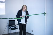 <p>Otwarcie Centrum Edukacyjno-Treningowego przy placu Legion&oacute;w 1-2. Wrocław, 15.01.2025. Renata Rogowska, prezeska zarządu Fundacji Eudajmonia oficjalnie przecina wstęgę.</p>