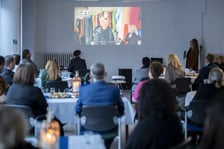 <p>Otwarcie Centrum Edukacyjno-Treningowego przy placu Legion&oacute;w 1-2. Wrocław, 15.01.2025. Na zdjęciu goście uroczystego otwarcia CET oglądający film o self-adwokatach.</p>