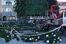 Demontaż choinki na wrocławskim Rynku