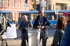 <p>Przemysław Nowicki, wiceprezes MPK, podczas konferencji prasowej na skrzyżowaniu Pomorskiej z Dubois zapowiada remonty zaplanowane na 2025 rok&nbsp;</p>