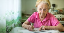<h2>Gdzie złożyć wniosek o rentę wdowią</h2>
<p>Iwona Kowalska-Matis podkreśla, że obecnie niemalże wszystkie sale obsługi klient&oacute;w wypełnione są seniorami, kt&oacute;rzy chcą złożyć wniosek o rentę wdowią.</p>
<p>&nbsp;</p>
<p>Do 15 stycznia do godz. 8.00 złożono w całym kraju ponad 120 tys. wniosk&oacute;w, w wojew&oacute;dztwie dolnośląskim blisko 14 tys. wniosk&oacute;w. Większość z nich (74 %) jest składana bezpośrednio u pracownik&oacute;w ZUS na salach obsługi klient&oacute;w. Wygodną formą złożenia wniosku jest Platforma Usług Elektronicznych, jednak tę formę przesyłania dokumentu wybiera tylko 7 proc. senior&oacute;w.</p>