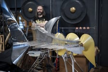 <p>Paweł Romańczuk i zbudowany przez niego instrument przypomnający eufon</p>