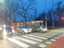 Samochody i tramwaj na skrzyżowaniu ul. Olszewskiego z Aleją Wielkiej Wyspy. Doszło tam do zderzenia.