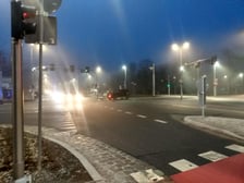 Samochody i tramwaj na skrzyżowaniu ul. Olszewskiego z Aleją Wielkiej Wyspy. Doszło tam do zderzenia.