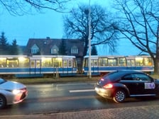 Samochody i tramwaj na skrzyżowaniu ul. Olszewskiego z Aleją Wielkiej Wyspy. Doszło tam do zderzenia.
