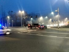 Samochody i tramwaj na skrzyżowaniu ul. Olszewskiego z Aleją Wielkiej Wyspy. Doszło tam do zderzenia.