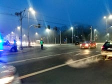 Samochody i tramwaj na skrzyżowaniu ul. Olszewskiego z Aleją Wielkiej Wyspy. Doszło tam do zderzenia.