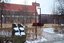 <p>Te kamienie nie są sztuką wsp&oacute;łczesną, a fragmentami dom&oacute;w mieszkalnych. Możemy znaleźc je na skwerze Wrocławianek</p>