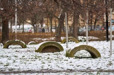 <p>Te kamienie nie są sztuką wsp&oacute;łczesną, a fragmentami dom&oacute;w mieszkalnych. Możemy znaleźc je na skwerze Wrocławianek</p>