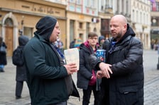Prezydent Wrocławia Jacek Sutryk kwestuje podczas WOŚP