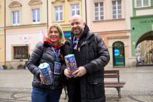 Prezydent Wrocławia Jacek Sutryk kwestuje podczas WOŚP