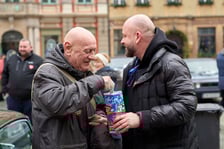 Prezydent Wrocławia Jacek Sutryk kwestuje podczas WOŚP