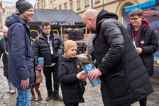 Prezydent Wrocławia Jacek Sutryk kwestuje podczas WOŚP