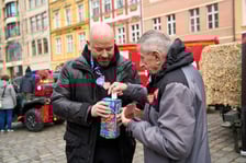 Prezydent Wrocławia Jacek Sutryk kwestuje podczas WOŚP
