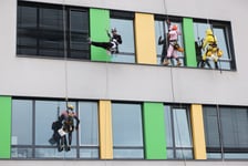 <p>Alpiniści przebrani za superbohater&oacute;w odwiedzili dzieci ze szpitala</p>