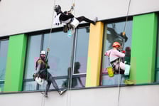 <p>Alpiniści przebrani za superbohater&oacute;w odwiedzili dzieci ze szpitala</p>